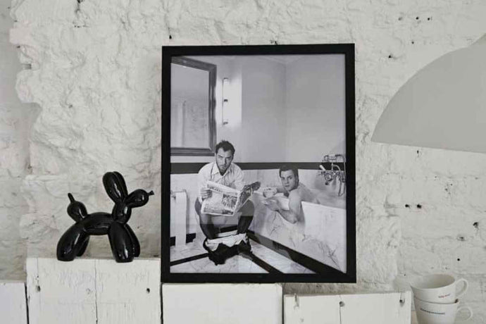 Jude Law auf der Toilette zusammen mit Ewan McGregor im Badezimmer.