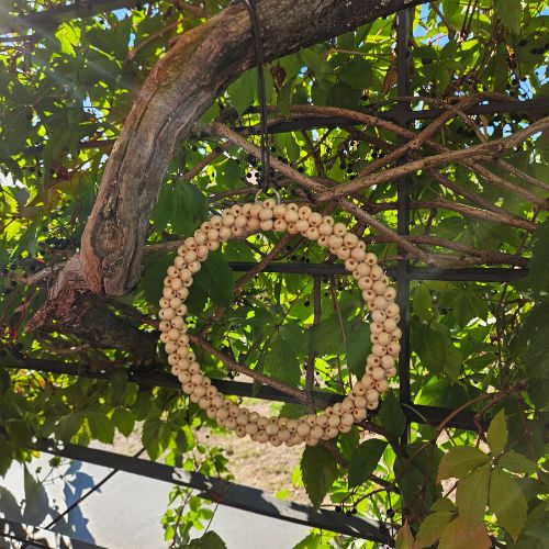 Dekoring mit Holzperlen in zwei Groessen 