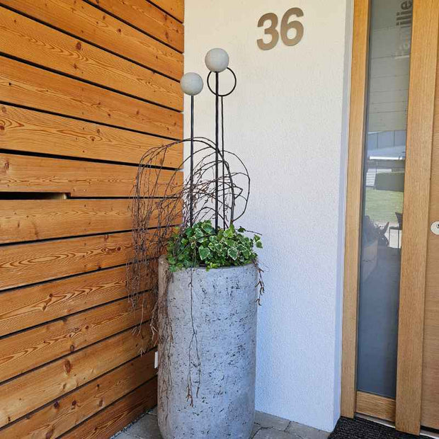 Garden Ring mit Betonkugel von DBKD, Gartenaccessoire aus Metall und Beton 
