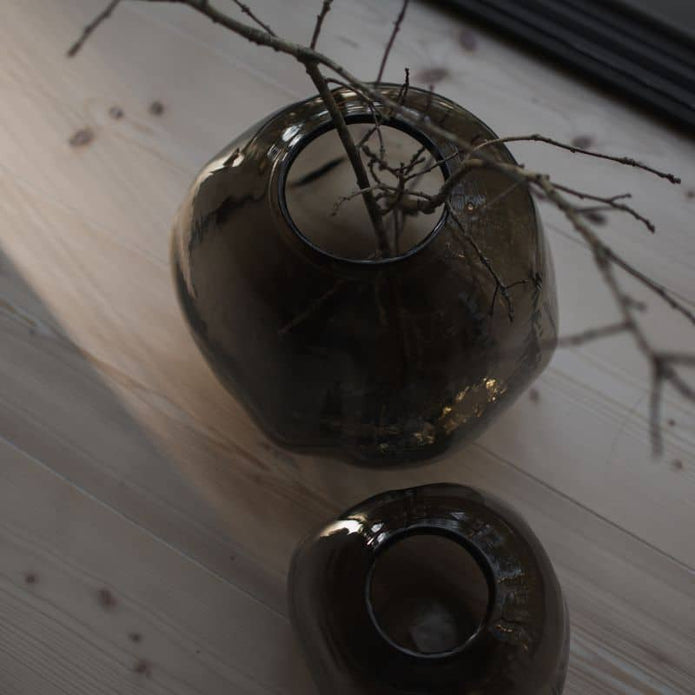 Glasvase braun Pebble von DBKD. Braune Glasvase mit unebener Oberfläche.