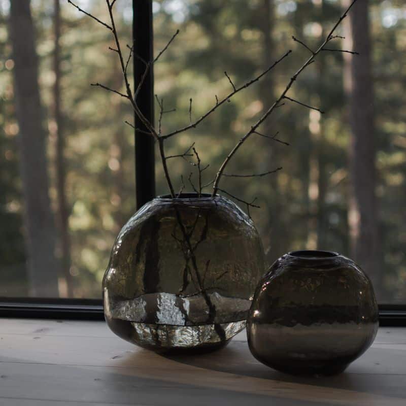 Glasvase braun Pebble von DBKD. Braune Glasvase mit unebener Oberfläche.