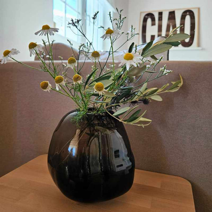 Glasvase braun Pebble von DBKD. Braune Glasvase mit unebener Oberfläche