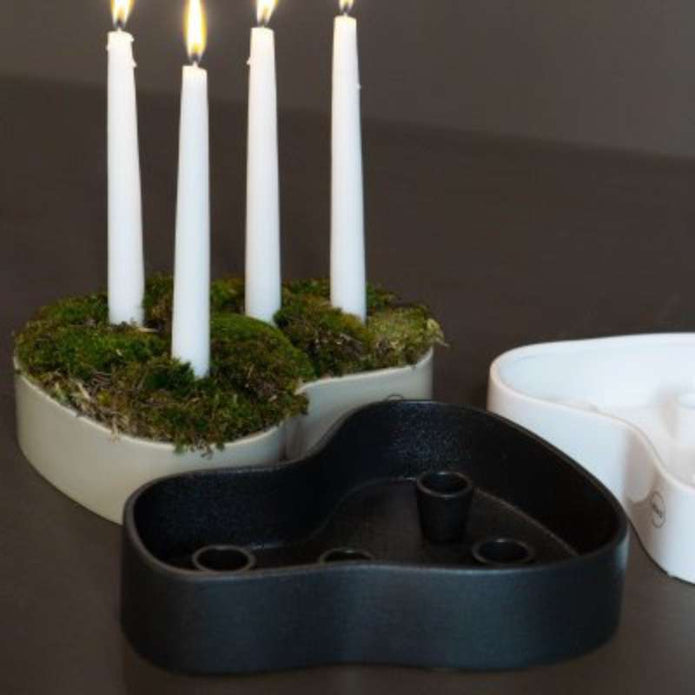 Kerzenhalter Fill me Up schwarz von DBKD, für 4 Stabkerzen, daher perfekt für die Adventszeit geeignet.
