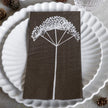 Braune Papierservietten Björnloka von Storefactory, mit Blumenmotiv, 11x21 cm
