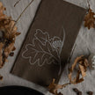 Braune Papierservietten Ekollon von Storefactory, mit Herbstmotiv, Maße: 11x21 cm
