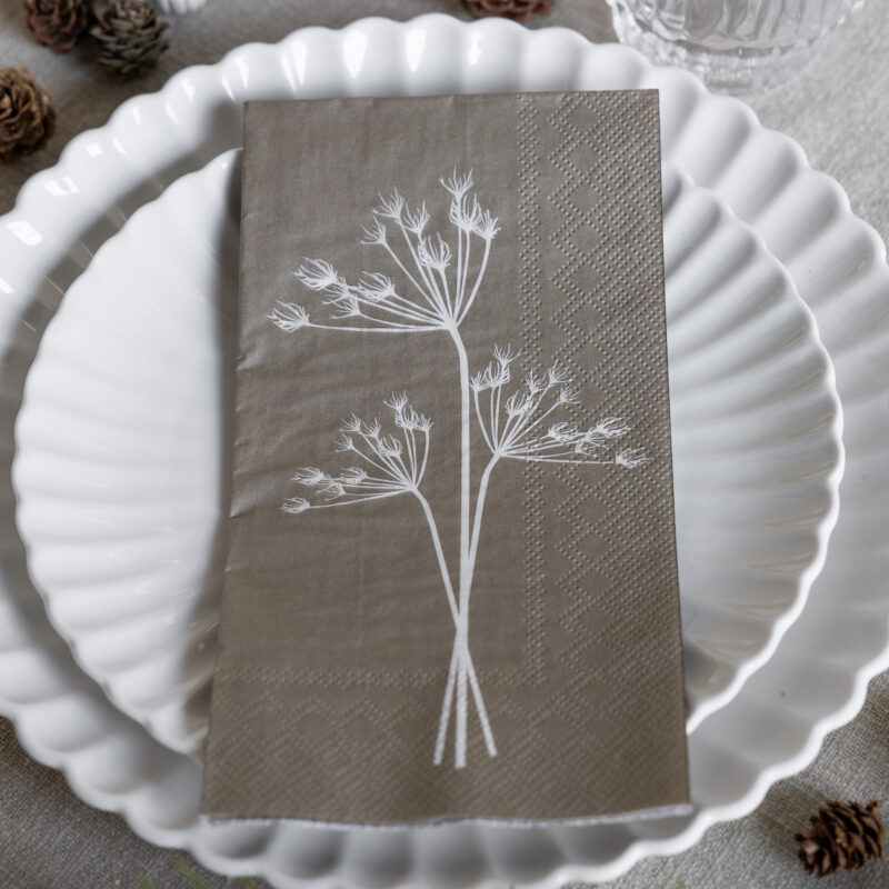 Papierservietten Kvistar beige mit Blumenmotiv
