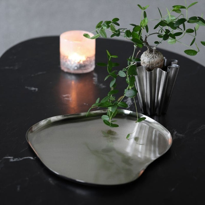 Tablett Osea von House Doctor, aus Eisen, silber finish, zum Dekorieren und als Ablage für zum Beispiel Kerzen und schöne Dinge.
