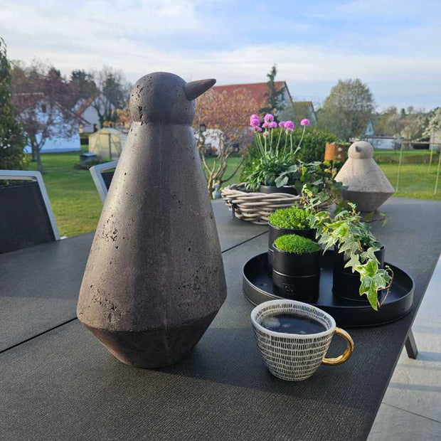 Vogel Paco in zwei Farben für Drinnen und Draußen, aus Zement