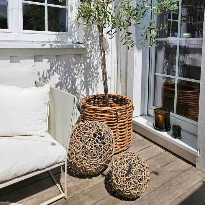 A2 Living Rattan Kugel in drei Größen aus Kubu Grey Rattan