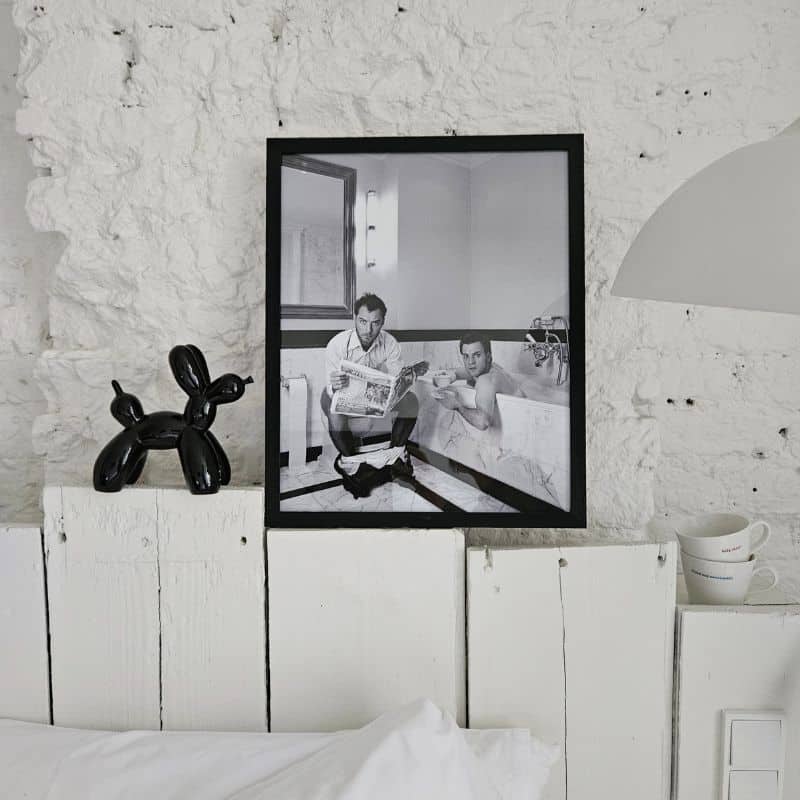 Bild mit Jude Law im Badezimmer 53x43 cm mit schwarzem Rahmen