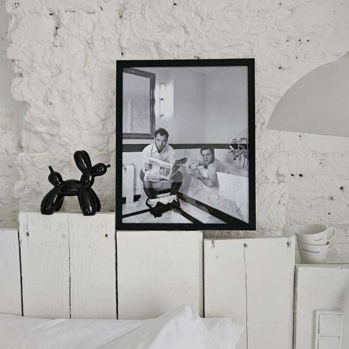 Bild mit Jude Law im Badezimmer 53x43 cm mit schwarzem Rahmen