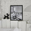 Bild mit Jude Law im Badezimmer 53x43 cm mit schwarzem Rahmen