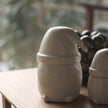 Eating Santa weiss aus Keramik von DBKD in zwei Größen
