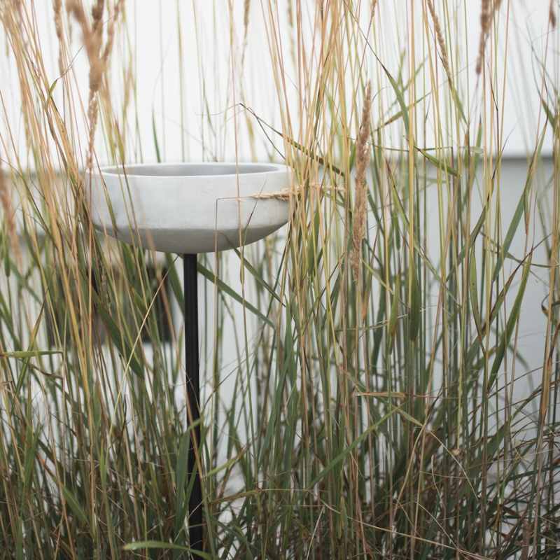 Garden Stick mit Schale von DBKD, auch als Vogeltränke einsetzbar