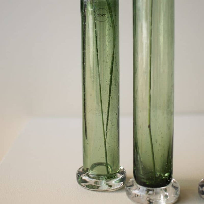 Vase tall grün aus Glas von DBKD in zwei verschiedenen Größen