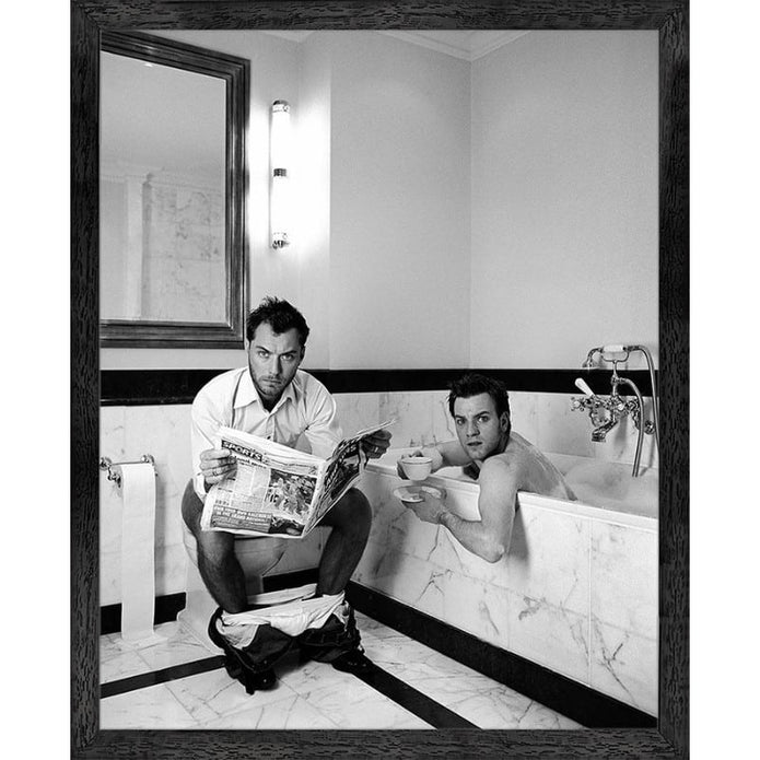 gerahmtes Bild Jude Law auf Toilette