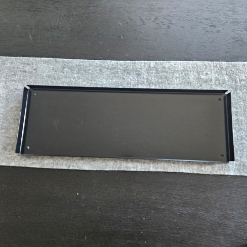 Schwarzes Metalltablett aus Edelstahl, Länge 61 cm, Breite 21 cm, Höhe 3 cm, pulverbeschichtet, mit offenen Kanten
