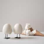 Osterdeko Happy Feet von DBKD in den Farben shiny dust, weiß und vanilla