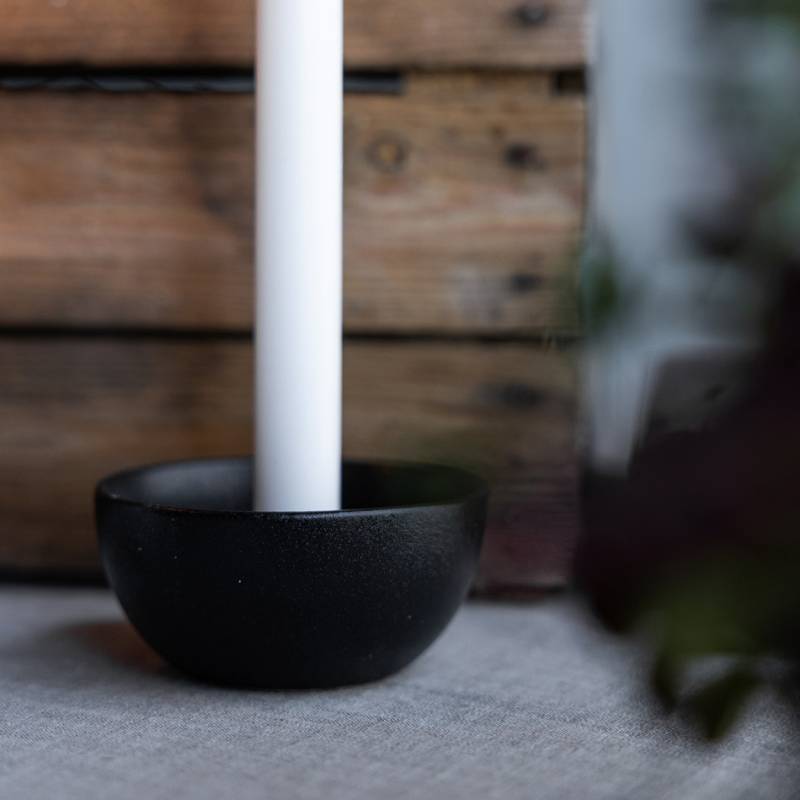 Kleiner, schwarzer Kerzenhalter für Stabkerzen aus Keramik von Storefactory.