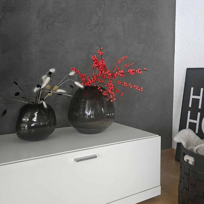 Glasvase braun Pebble von DBKD. Braune Glasvase mit unebener Oberfläche.