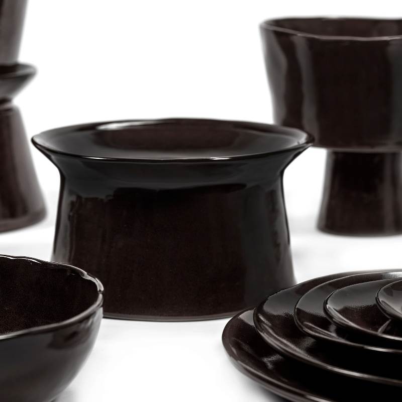 Tiefer schwarzer Teller aus Keramik auf Fuss