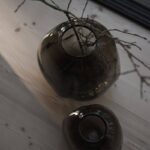 Glasvase braun Pebble von DBKD. Braune Glasvase mit unebener Oberfläche.