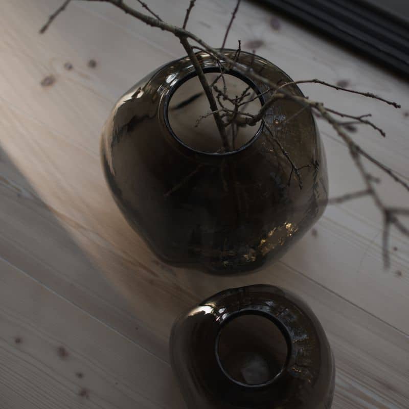 Glasvase braun Pebble von DBKD. Braune Glasvase mit unebener Oberfläche.
