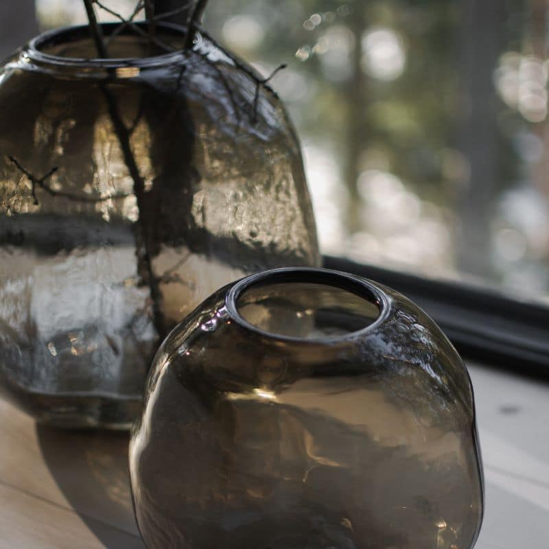Glasvase braun Pebble von DBKD. Braune Glasvase mit unebener Oberfläche.