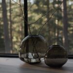 Glasvase braun Pebble von DBKD. Braune Glasvase mit unebener Oberfläche.