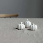 Herbstdekoration in Form verschiedener Kürbisse aus Keramik