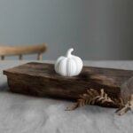 Herbstdekoration in Form verschiedener Kürbisse aus Keramik