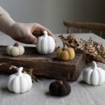 Herbstdekoration in Form verschiedener Kürbisse aus Keramik