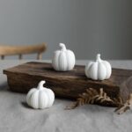 Herbstdekoration in Form verschiedener Kürbisse aus Keramik