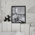 Bild mit Jude Law im Badezimmer 53x43 cm mit schwarzem Rahmen