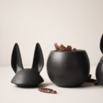 Osterhase Eating Rabbit schwarz von DBKD in zwei Größen