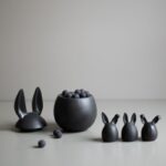 Osterhase Eating Rabbit schwarz von DBKD in zwei Größen