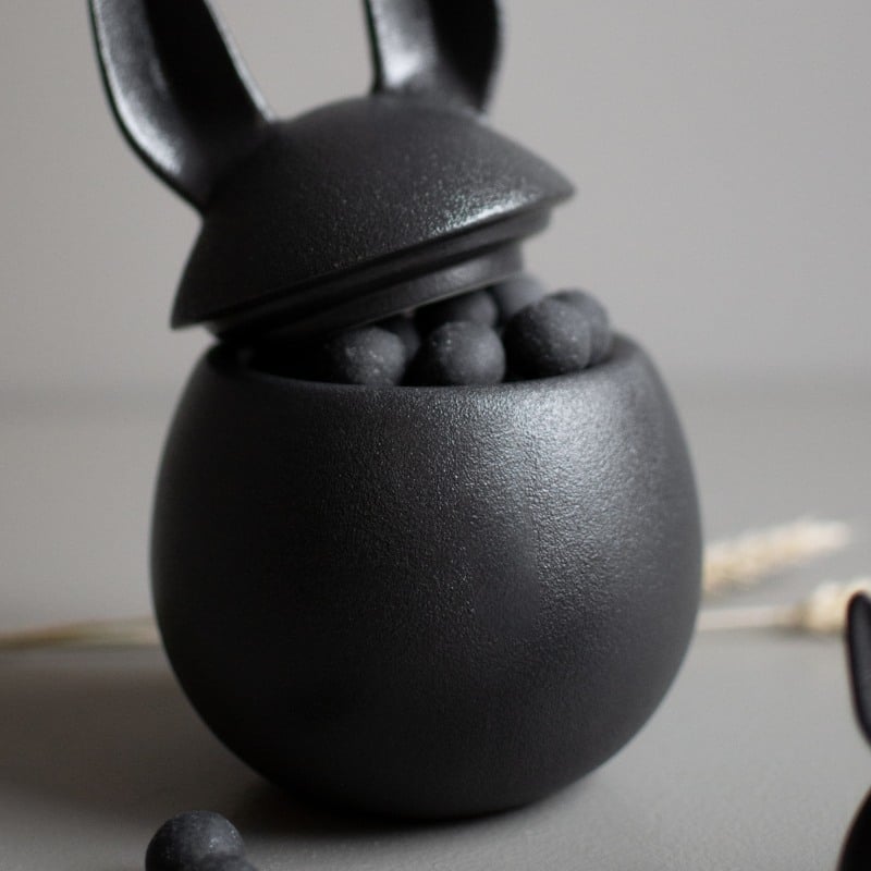 Osterhase Eating Rabbit schwarz von DBKD in zwei Größen