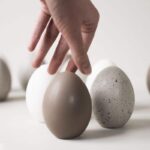 Stehendes Osterei aus Keramik von DBKD in fünf Farben