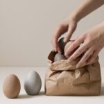 Stehendes Osterei aus Keramik von DBKD in fünf Farben