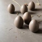 Stehendes Osterei aus Keramik von DBKD in fünf Farben