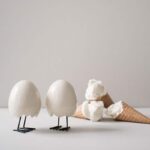 Osterdeko Happy Feet von DBKD in den Farben shiny dust, weiß und vanilla