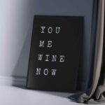 Poster schwarz weiß mit Aufdruck "you me wine now" 70x50 cm