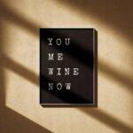 Poster schwarz weiß mit Aufdruck "you me wine now" 70x50 cm