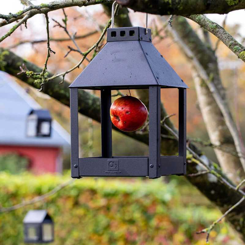 Schwarzes Vogelfutterhaus von A2 Living aus Metall, pulverbeschichtet, wetterfest