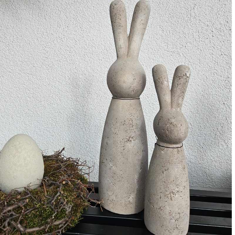 Osterhase Bruno sand, in zwei Größen, für drinnen und draussen, aus Zement, witterungsbeständig