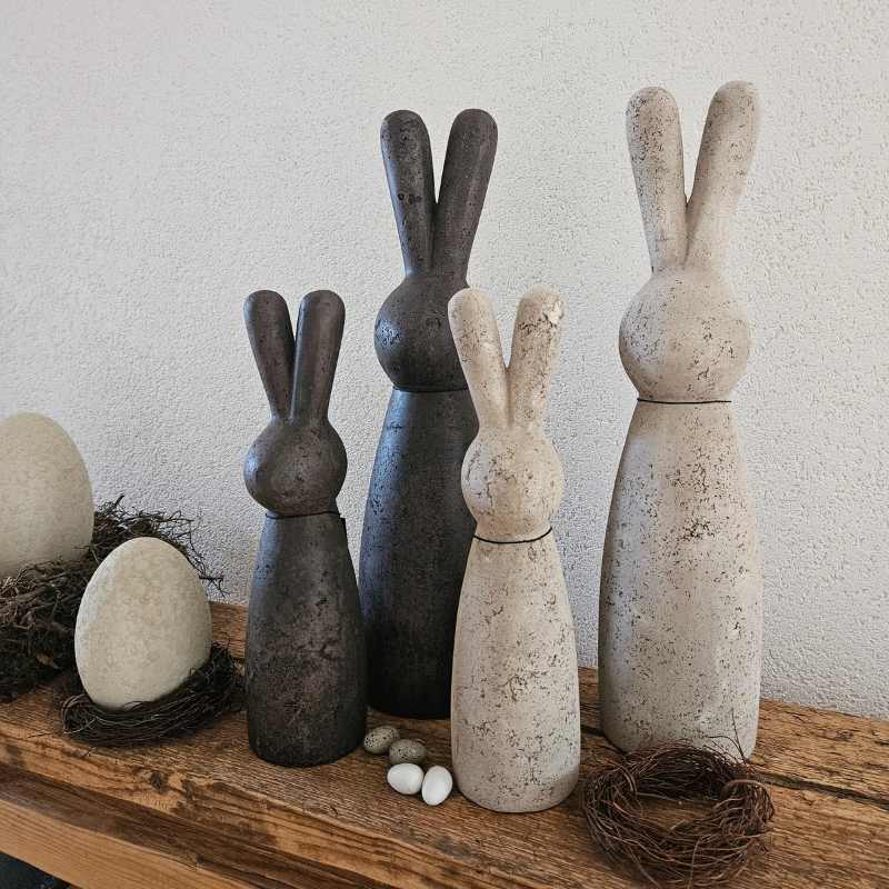 Osterhase Bruno sand, in zwei Größen, für drinnen und draussen, aus Zement, witterungsbeständig