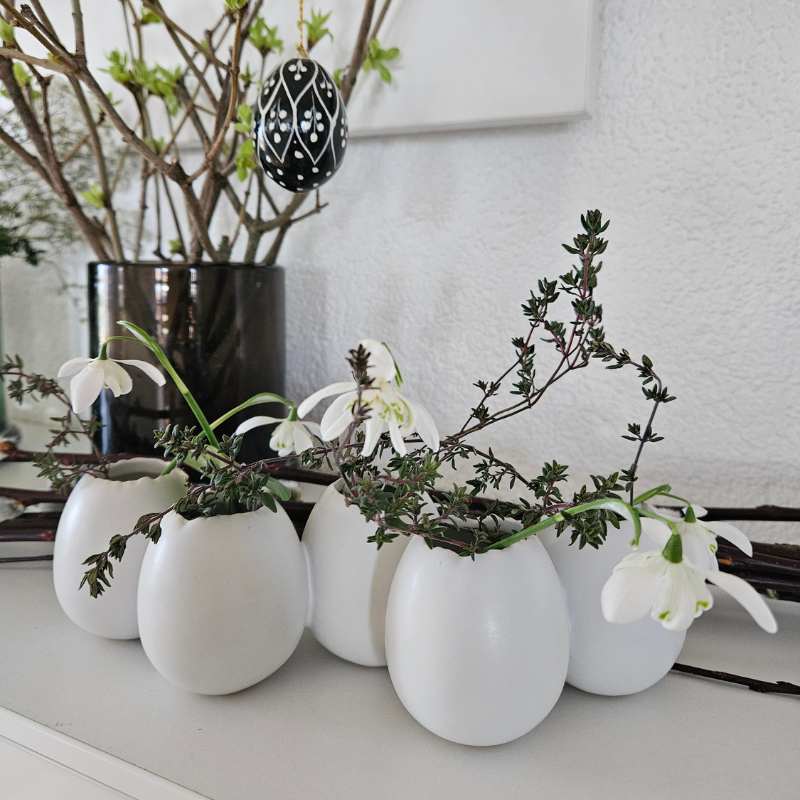 Eierreihe weiß, aus Keramik, Osterdekoration für Blumen