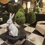 stehendes Moos Ei, auf Metallfüßen, 95 cm hoch, Osterdekoration für Drinnen