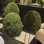 stehendes Moos Ei, auf Metallfüßen, 95 cm hoch, Osterdekoration für Drinnen