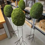 stehendes Moos Ei, auf Metallfüßen, 95 cm hoch, Osterdekoration für Drinnen